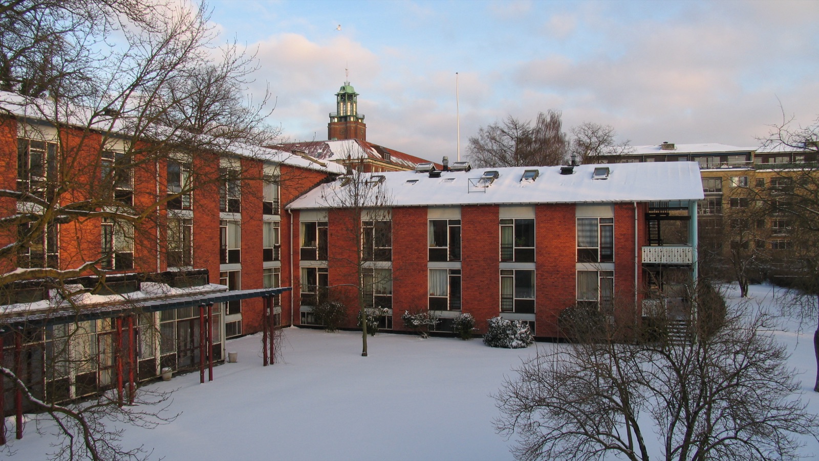 Hassagers Kollegium and the 4. Maj Kollegiet wing in winter, January 2006